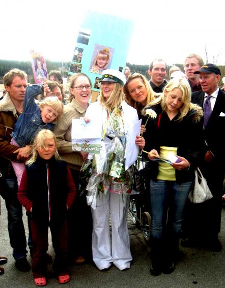 ...tas emot och gratuleras av familjer och anhriga. Louise kunde ocks gratuleras till rets Milkostipendium p 5000:-