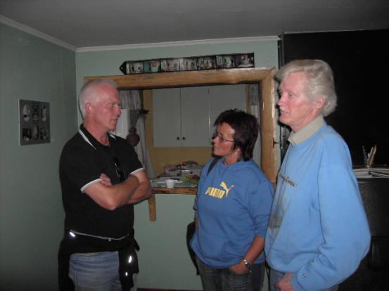 Conny Eriksson pratar med Carina och Gran frn Agnet