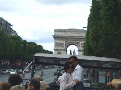 Hr r vi p ett busstak p Champs Elysees p vg mot triumfbgen