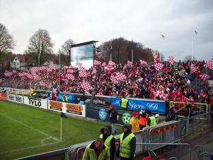 På läktare G skild från oss andra satt Erik Ciardi och hans hustru/ fästmö/kvinna.<br />De såg samma match men ur en annan vinkel.<br />De bilderna kommer här.