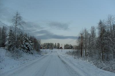 I skymningen vandrar jag åter hemåt och tittar tillbaka mot Djupdalen.