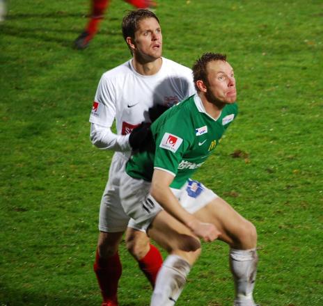 Viikmäe i tuff duell med en Assyriska spelare