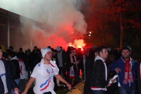 Assyriskafans firar utanför vallen