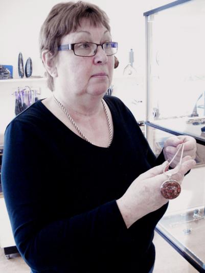 Både kunder och Inger själv gillar smycket med slipad Nordingrågranit, 1550 miljoner år gammal....