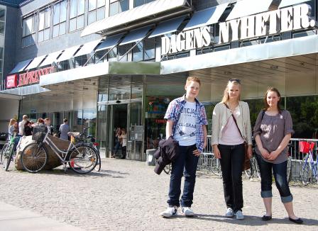 Jakob, Paulina och Joesphin framför DN-huset i Stockholm.