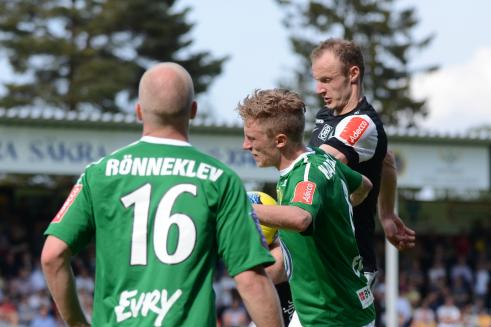 Brages skyttekung Dragan Kapcevic i en duell med J-Södras Joakim \