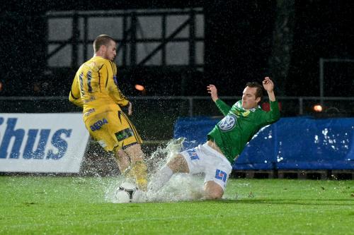 Regnmatchen nere i &Auml;ngelholm ifjol. Här ser ni Jonathan Drott i duell med &Auml;FFs Björn Westerblad. Matchen slutade, precis som hemmamötet, 2-2.
