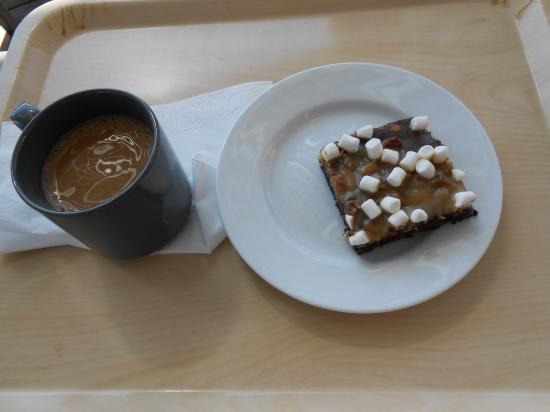 Det var goda kakor. Mycket att välja på, men jag tog en chokladkaka med kolaglarsyr och marshmallows på. Mums!