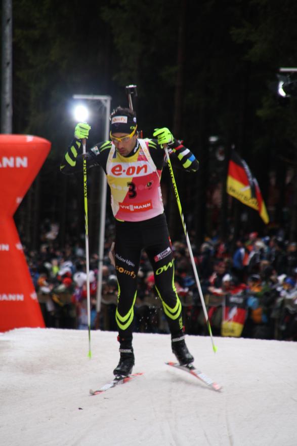 Skidskyttestjärnan Martin Fourcade kämpar sig fram i jaktstarten i Oberhof 2014, alltid lika snygg.