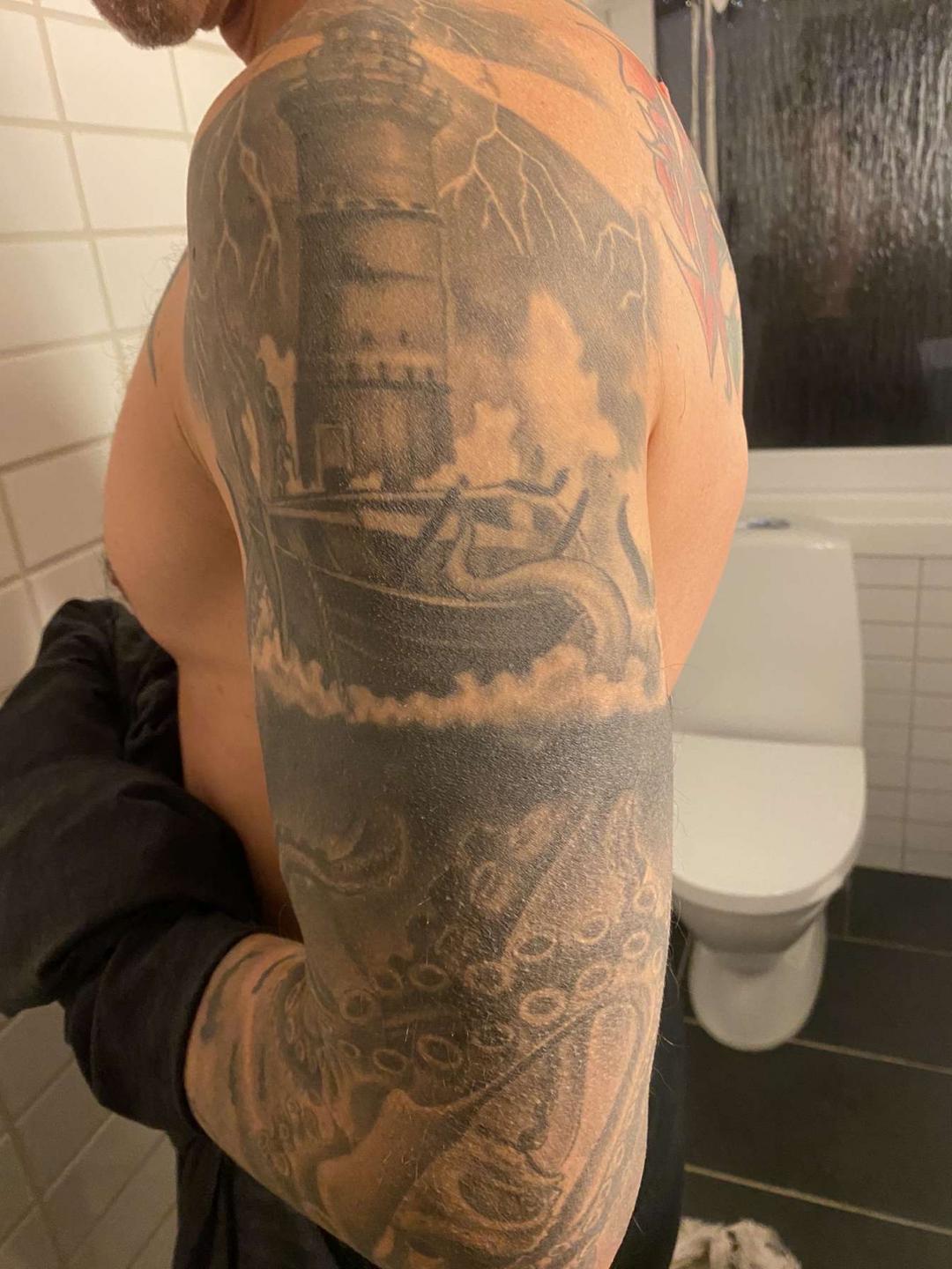 <span>Denna tatuering tyckte jag var snygg så det var därför jag tatuerade den. Den föreställer en fyr och en båt över ytan och sedan i havet är det en bläckfisk. Jag valde den i svart eftersom jag ville ha mycket skuggor och jag tyckte det såg bättre ut, säger Robert.</span>