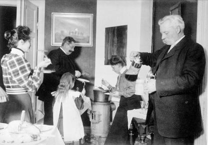 Dopp i grytan kring 1910. Mannen till höger häller upp mumma en säregen dryck som bestod av porter, portvin, lageröl, sockerdricka och lite brännvin.