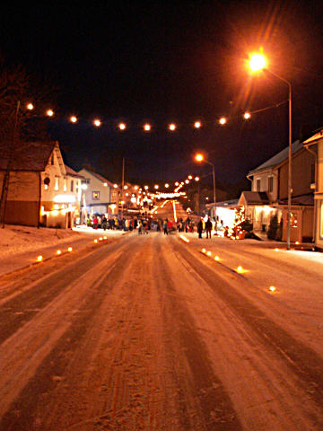 Folk och marschaller i massor lngs gatan skapade ett julstmningsfyllt Ullnger under skyltsndagen.