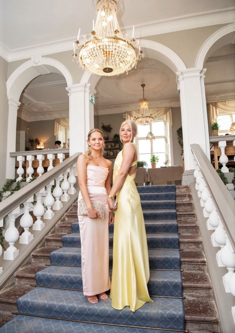 Linnéa Lindegren och Victoria Karlsen i den stora trappen i slottets entré. <br /><br /><br />