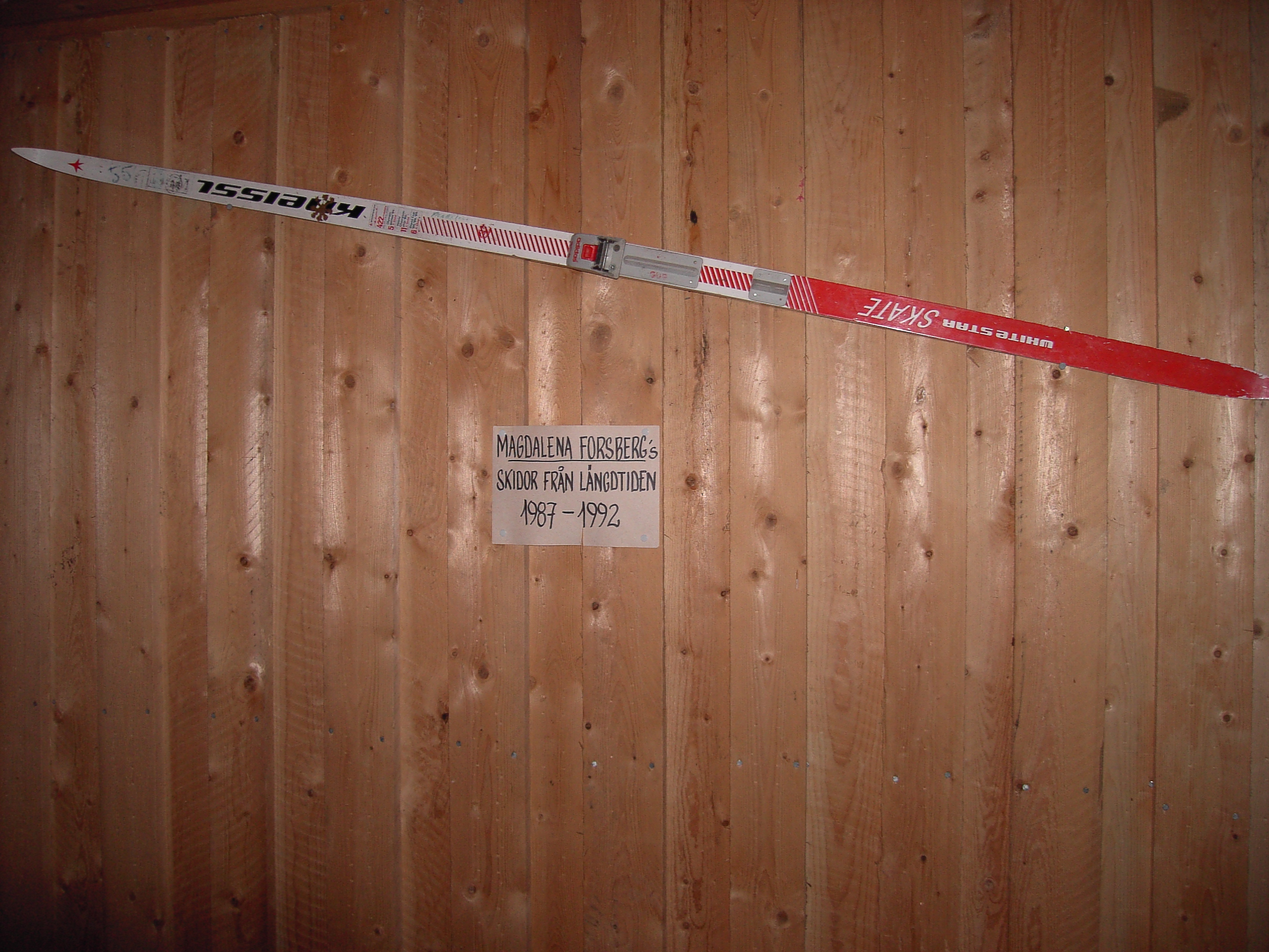 Vr stora skidskytt Magadalen Forsbergs skidor finns hr i det fina rummet fr skidor