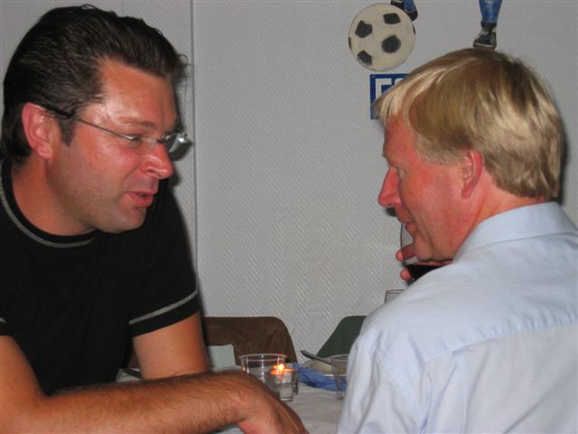 En VD och en prefekt i djupa diskussioner.