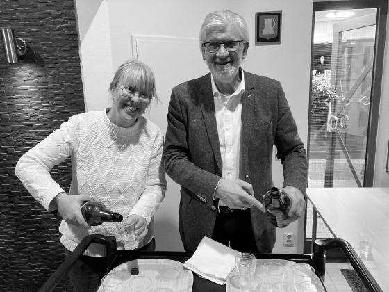 Marie Olofsson och Ralph Utbult, båda från<br />styrelsen i Bollebygds Riksteaterförening, serverade <br />cider i pausen.