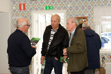 Gör som de här båda herrarna. Titta in i Hembygdsföreningens nya Hembygdsmuseum. Här hälsas besökarna välkomna av Agne Johansson.