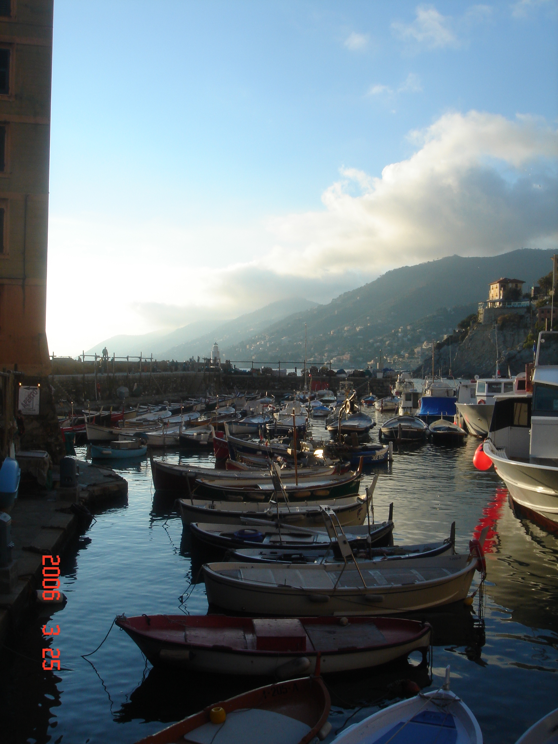 Camogli, en liten stad efter den liguriska kusten i nrheten av La Spezia. En kvllspromenad!