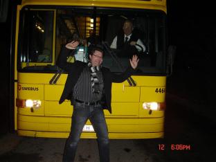 Vad ska man kalla den hr bilden?
Allt ljus p mig.....  bde bakifrn och framifrn,  kanske passar.

En busschauffr, en busschauffr det r en man med glatt humr........