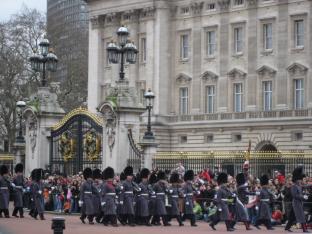 Klart att vi hann med vaktavlsningen p Buckingham Palace ocks.
.. men efter att ha gtt Hgvakt p Stockholms slott sex gnger s mste jag rligt sga att den svenska r betydligt snyggare.
Dessutom s str publiken betydligt nrmare i Stockholm.