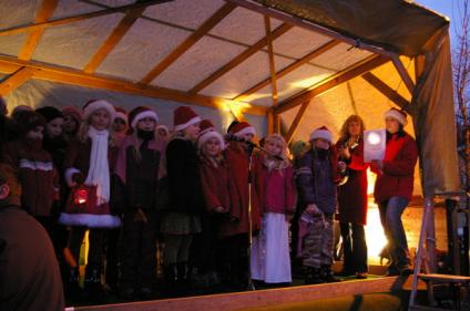 Ngra skolbarn underhll med julsnger frn scenen.