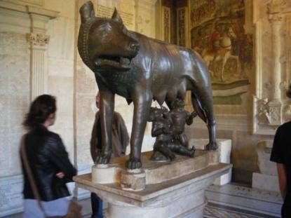 Staty som föreställer Romulus och Remus som diar en varginna, Roms skapelsemyt.
