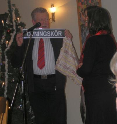 Marianne Skoglund tackades av Skogs Kyrkokör