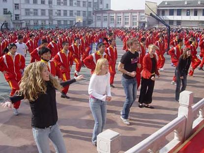 Vasaelever deltar i morgongymnastiken vid vår vänskola i Beijing