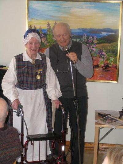 Här är den nye orföranden Göte Nordmar och Eivor Persson (94 år) Arnäs som fick mottaga Hembygdsförbundets belöning för sina insatser i textilkunskap, hon har tex själv producerat instruktionsfilmer som använts mycket