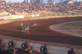 Och den kom omedelbart i 1:a racet. Andreas Jonsson och Hans Andersen körde skiten av självaste Tomasz Gollob.