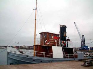 Här ligger bl.a bogserbåten Nalle byggd 1923 vid Oskarshamns Mekaniska Verkstad. Fartyget utrustades med en compoundångmaskin på 250 HK och gjorde tjänst i Oskarshamn till 1965.Hon vårdas ömt av en förening.<br />http://www.sjofartsforeningen.se/nalle/index.htm