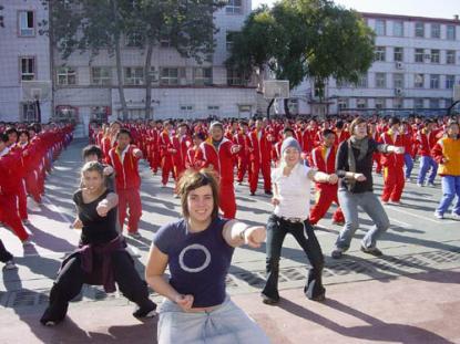 Vasaelever deltar i kinesisk morgongymnasik