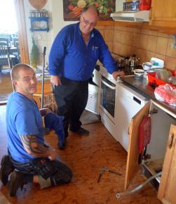 Fredrik Svedlund och Börje Dahlberg, levererar och monterar in en ny diskmaskin till Hump