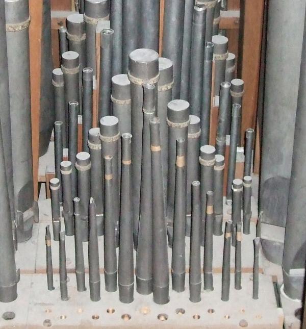 Järlåsa Spits Flaut före restaurering, med förlängningsrörstumpar trädda överst på varje pipa