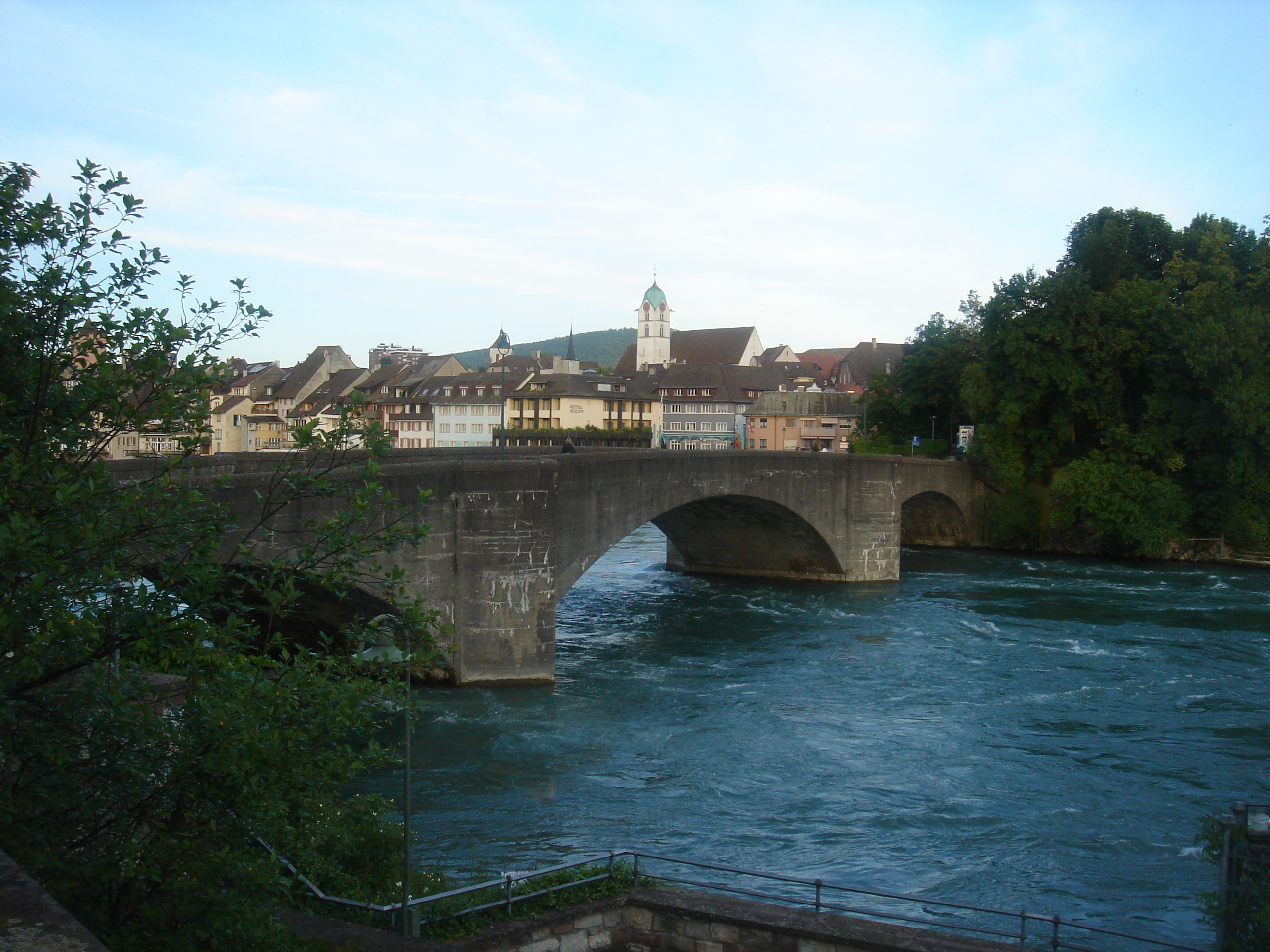 Bron emellan Schweiz och Tyskland ver en sidoarm av floden Rhen