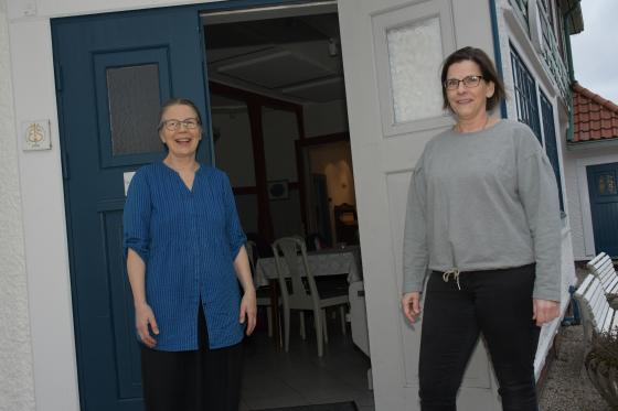 Helena Pokka och Anneli Malmqvist hälsar<br />välkomna till Hultafors station och deras utställningar.