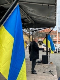 Mats Hultqvist, tidigare försvarsminister, talade på Måndagsrörelsens möte på Stora torget i Enköping. 