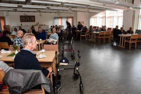 Ett 40-tal pensionärer bjöds på musik och dansgolvet låg bonat och klart.