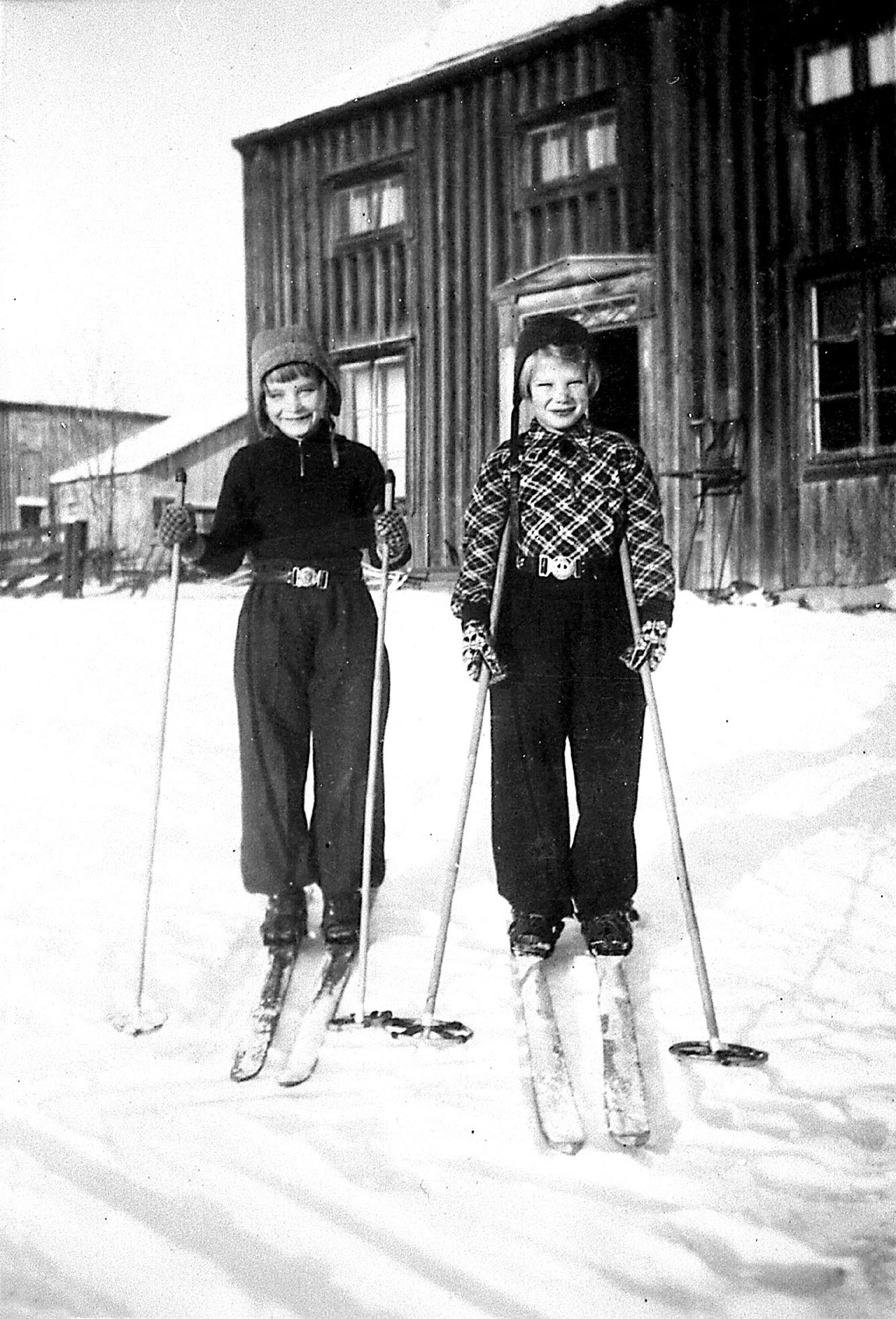 Systrarna Kaarina och Pirkko Lomakka från Häämenlinna. De bodde hos Hambergs och Westlunds i Viksäter. Pirkko återvände till Finland, Kaarina blev kvar och gifte sig i &Ouml;rnsköldsvik.