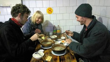 Den första nudelsoppan vi åt i Kina/Kunming under Erics överinseende. Soppan värmde, men det var kallt.