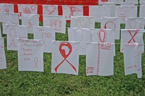 En konstinstallation utanför aidskonferensens entré. Tillsammans bildar bilderna på vitt och rött papper aidssymbolen. 