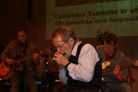 Gösta Fredriksson på munspel, i bakgrunden Anders Ullberg på gitarr och Robert Ullberg på bas, spelade i Convictus arrangemang i Korskyrkan. 