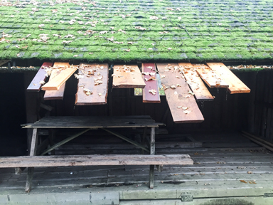 Här har man stuckit in plankor under spåntaket. En gammal, mycket gammal handgjord takränna kunde gått sönder.