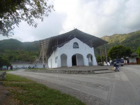 Kyrkan med provisoriskt tak sedan några år