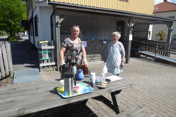 Pia Brandt och Inga Gustfsson serverade kaffe och sålde bakverk..