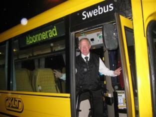 En njd busschauffr som konstaterar att allt har klaffat perfekt. Resenrerna avslppta och r p vg till restaurangen. Nu terstr att, slnga sopor, tvtta, tanka, parkera, fylla i papper och lmna in krstrckan.
Sedan r det bara att ringa efter en taxi fr att ansluta till gnget.