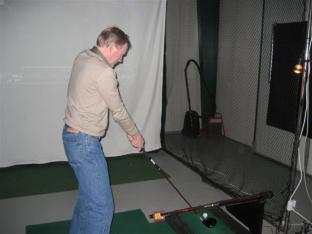En inbiten golfare koncentrerar sig.