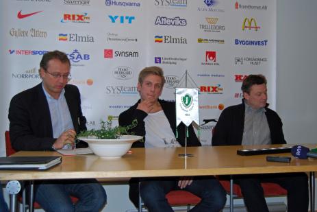 Klubbdirektren Daniel Segerfeldt, nyfrvrvet Alexander Nadj samt trnaren Thomas Ek