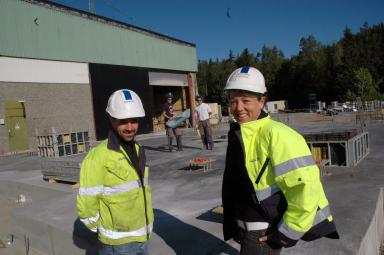 Tobias Andersson och Sofia Dehre vid platsen dr den nya betongstationen byggs.
