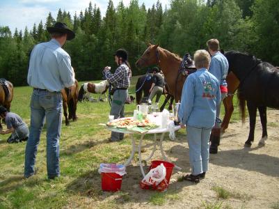 Välbehövligt fika för ryttarna och vatten till hästarna efter den första etappen 2008.